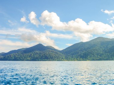 Bulutlu bir günde Tropikal Okyanustaki Ada.