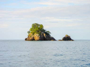 Bulutlu bir günde Tropikal Okyanustaki Ada.