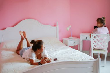 Laptop ve cep telefonu kullanan iki çalışan kadın. Modern iş