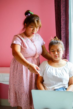 Laptop ve cep telefonu kullanan iki çalışan kadın. Modern iş hayatı