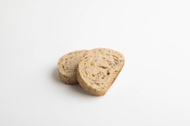 Mayasız krono ekmek ve beyaz bir zemin üzerinde tohumlar