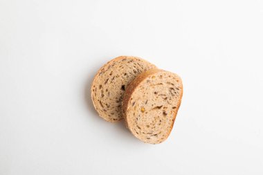 Mayasız krono ekmek ve beyaz bir zemin üzerinde tohumlar