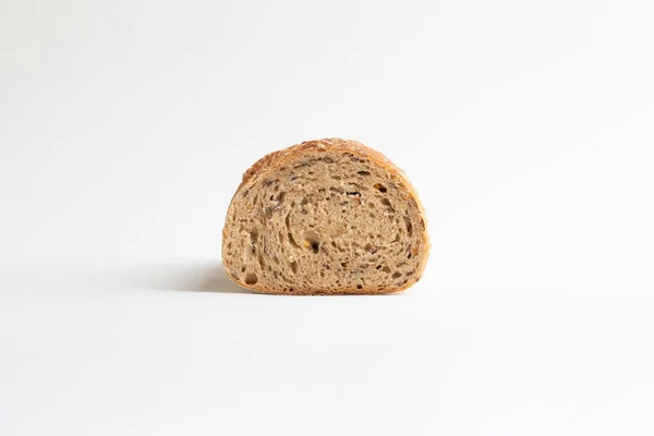 Mayasız krono ekmek ve beyaz bir zemin üzerinde tohumlar