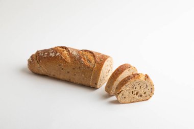 Mayasız krono ekmek ve beyaz bir zemin üzerinde tohumlar