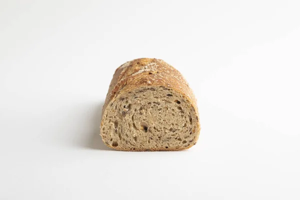 Mayasız krono ekmek ve beyaz bir zemin üzerinde tohumlar