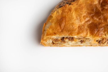 Burek. Geleneksel Balkan etli turtası.