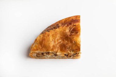 Burek. Geleneksel Balkan etli turtası.