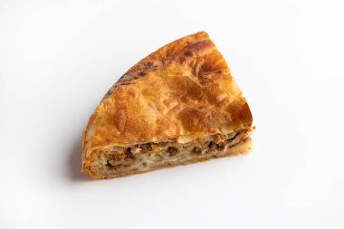 Burek. Geleneksel Balkan etli turtası.