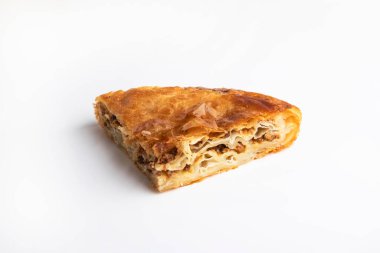 Burek. Geleneksel Balkan etli turtası.