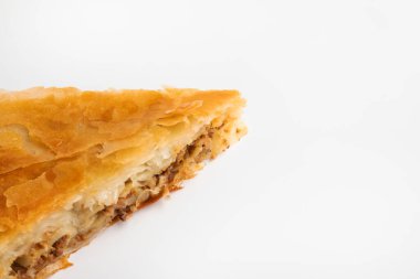 Burek. Geleneksel Balkan etli turtası.