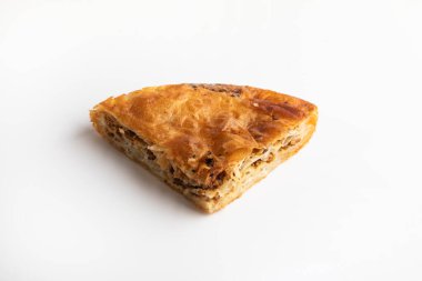 Burek. Geleneksel Balkan etli turtası.