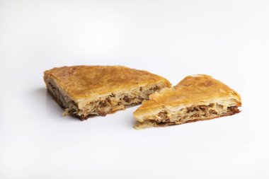 Burek. Geleneksel Balkan etli turtası.