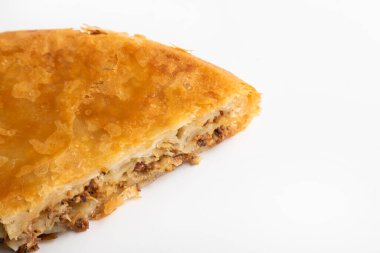Burek. Geleneksel Balkan etli turtası.