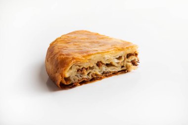 Burek. Geleneksel Balkan etli turtası.