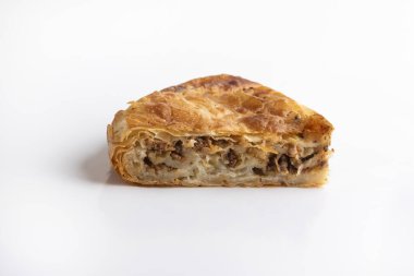 Burek. Geleneksel Balkan etli turtası.