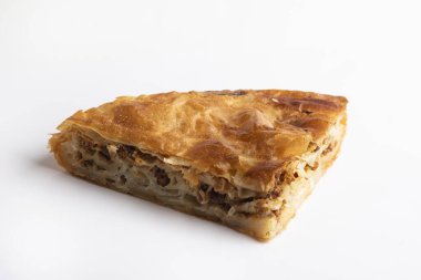 Burek. Geleneksel Balkan etli turtası.