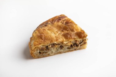 Burek. Geleneksel Balkan etli turtası.