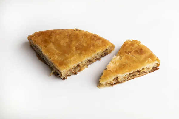 Burek. Geleneksel Balkan etli turtası.