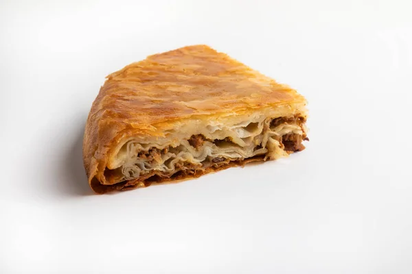 Burek. Geleneksel Balkan etli turtası.