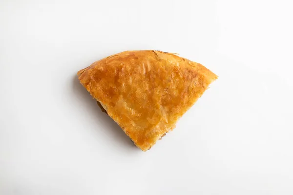 Burek. Geleneksel Balkan etli turtası.