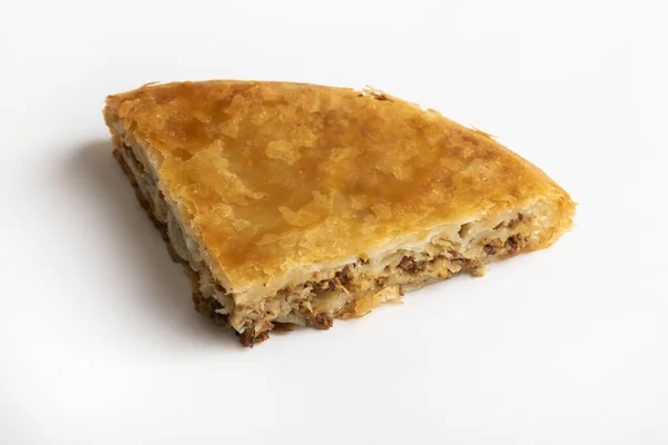 Burek. Geleneksel Balkan etli turtası.