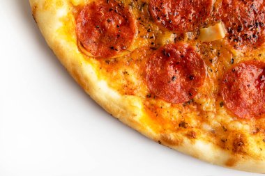 Beyaz arka planda pizza serin