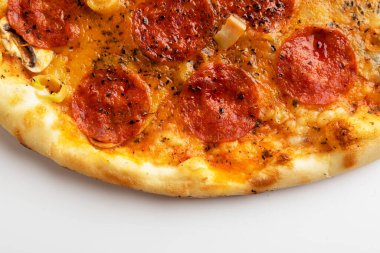 Beyaz arka planda pizza serin