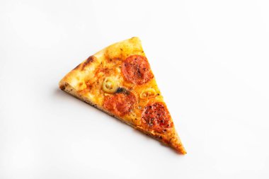 Beyaz arka planda pizza serin