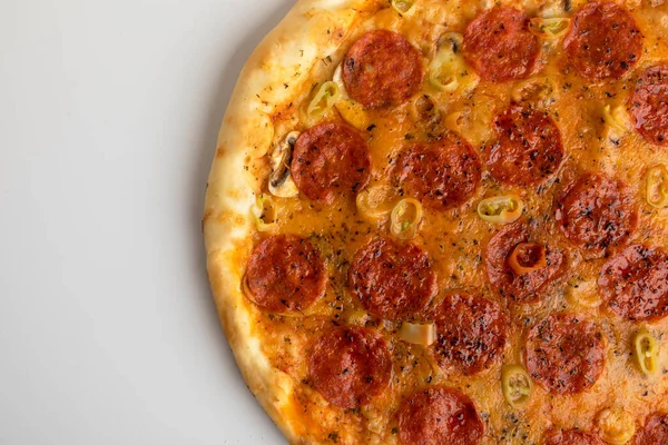 Pizza Rece Fundal Alb — Fotografie, imagine de stoc