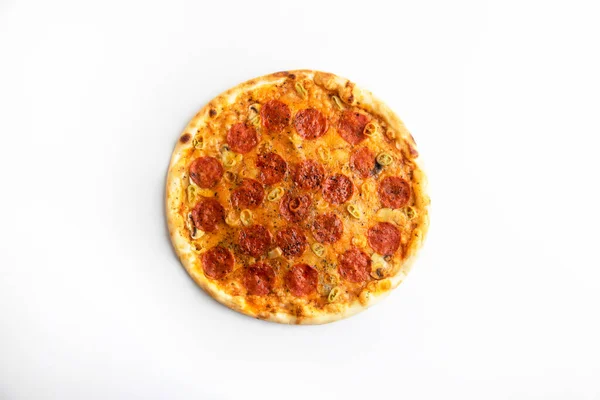 Beyaz arka planda pizza serin