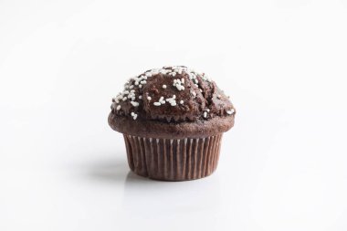 Beyaz arka planda çikolatalı kek.