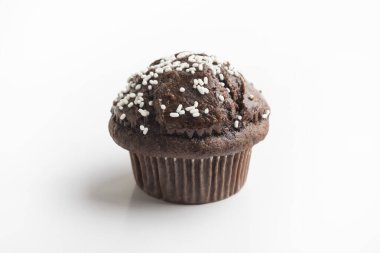 Beyaz arka planda çikolatalı kek.