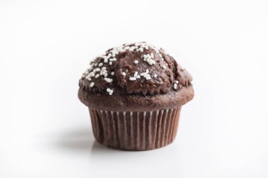 Beyaz arka planda çikolatalı kek.