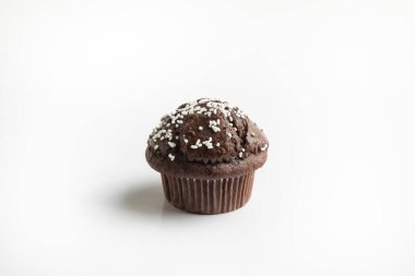 Beyaz arka planda çikolatalı kek.