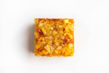 Yunan turuncu pastası beyaza izole edilmiş.