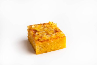 Yunan turuncu pastası beyaza izole edilmiş.