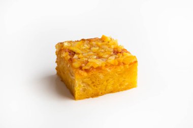 Yunan turuncu pastası beyaza izole edilmiş.
