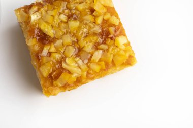 Yunan turuncu pastası beyaza izole edilmiş.