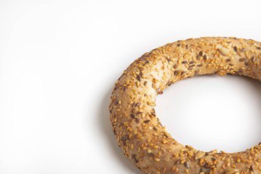 Beyaz zemin üzerinde Türk simidi