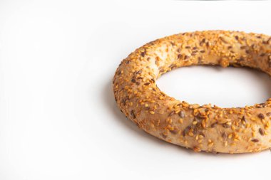 Beyaz zemin üzerinde Türk simidi