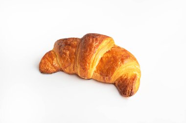 Beyaz arka planda taze kruvasan.