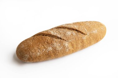 Beyaz arkaplanda çavdar ekmeği.