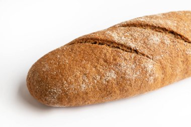 Beyaz arkaplanda çavdar ekmeği.