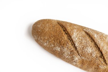 Beyaz arkaplanda çavdar ekmeği