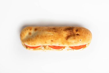 Beyaz arka planda tavuklu sandviç.