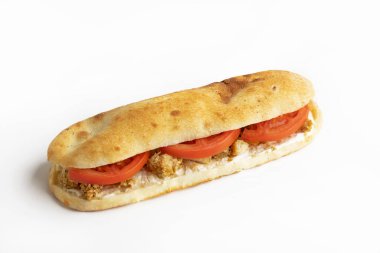 Beyaz arka planda tavuklu sandviç.