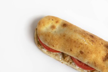 Beyaz arka planda tavuklu sandviç.