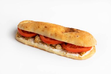 Beyaz arka planda tavuklu sandviç.