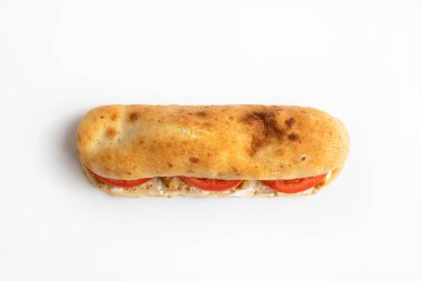 Beyaz arka planda tavuklu sandviç.