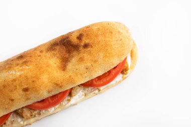 Beyaz arka planda tavuklu sandviç.